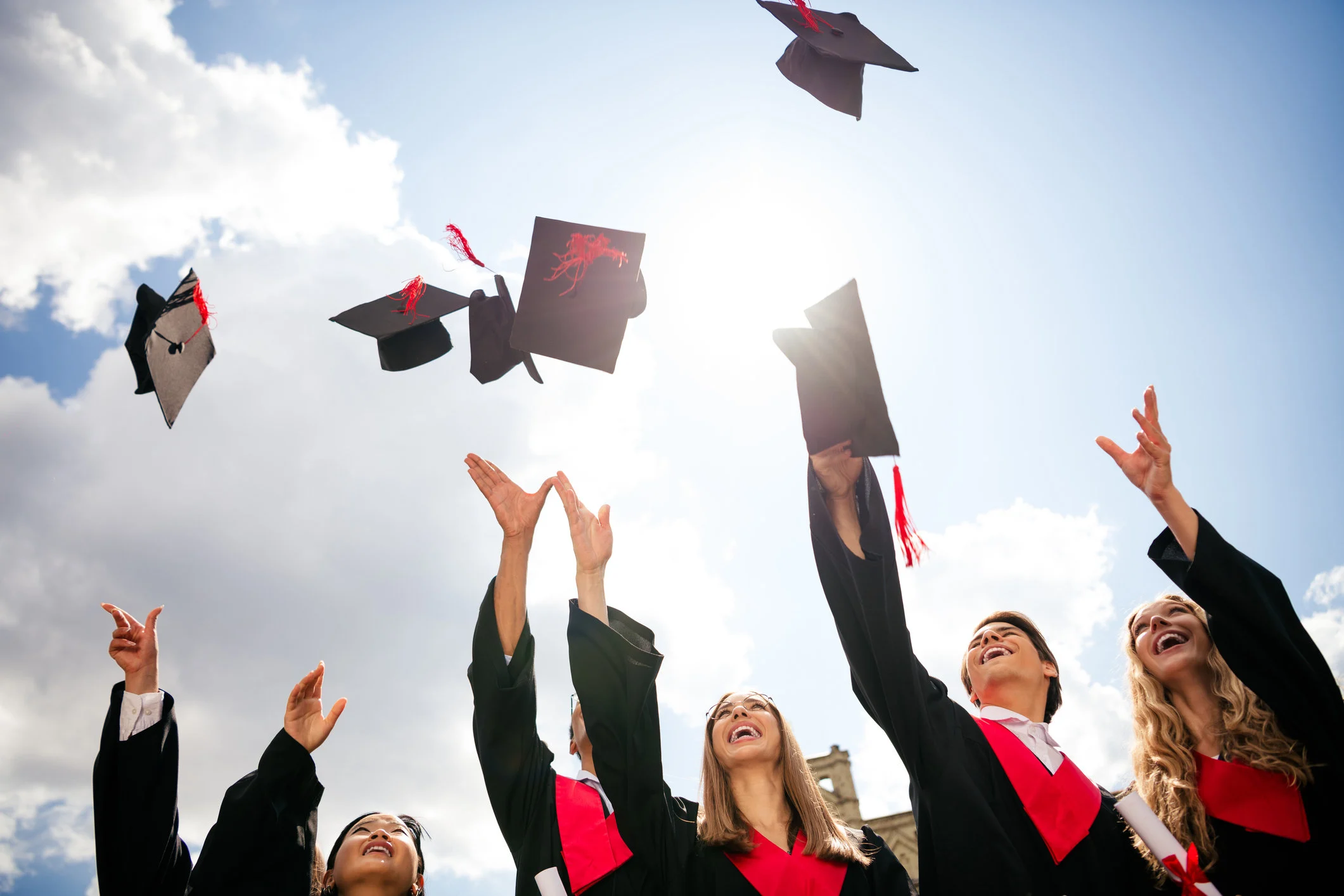 Gruppo di laureati che festeggia